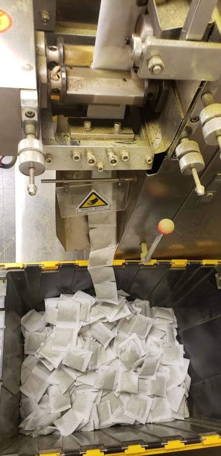 Tea machine producing tea in the tea bags